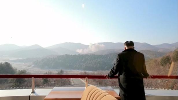 Nordkoreas Kim Jong Un beim Beobachten des Raketenstarts.