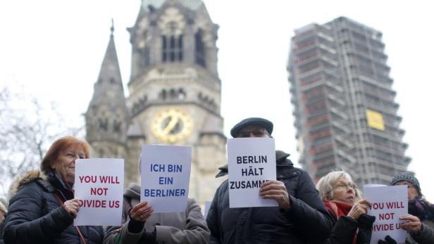 Berliner, Nicht-Berliner, Gläubige, Nicht-Gläubige sangen vor der Kirche &quot;We Are The World&quot;.