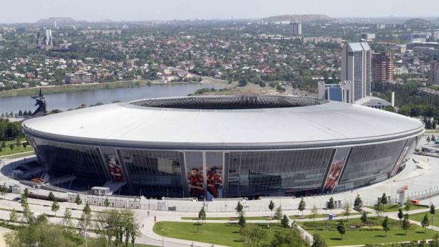 Das moderne Design der Donbass Arena in Donezk vor der Skyline der Stadt.