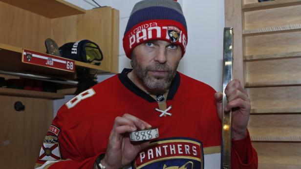 Jagr mit dem Puck zum 1888 Scorerpunkt und dem goldenen Schläger