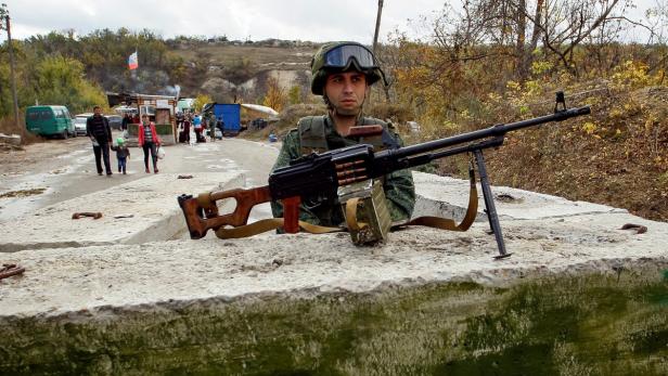 Eine Rebelle bewacht in der Ostukraine einen Checkpoint