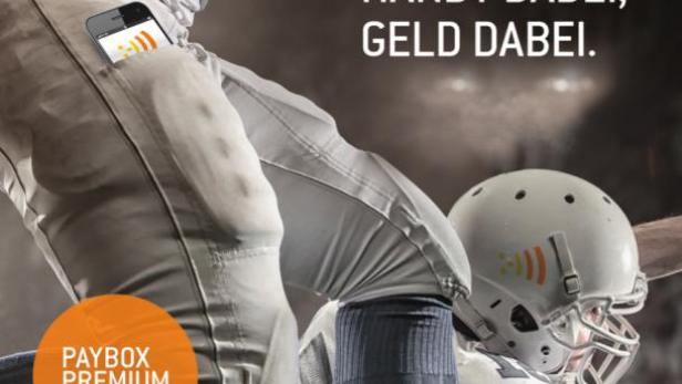 Ein American-Football-Spieler mit einem Smartphone in der Hosentasche, bewirbt Paybox Premium.