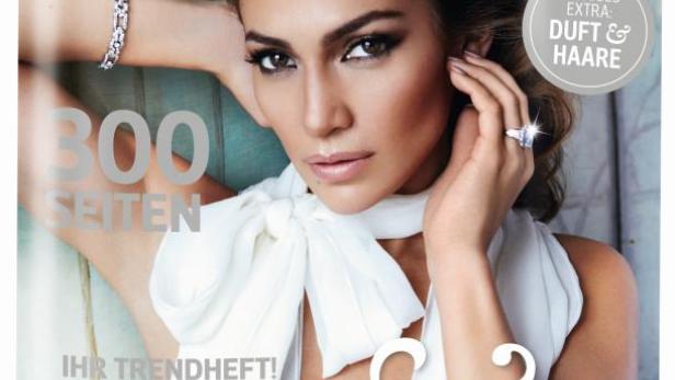 Das Cover der österreichischen Zeitschrift „Woman“ mit einer Frau, die Schmuck trägt.