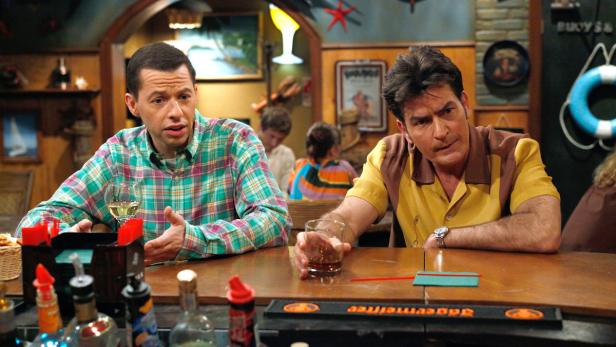 Charlie Harper und Alan Harper sitzen an einer Bar und trinken etwas.