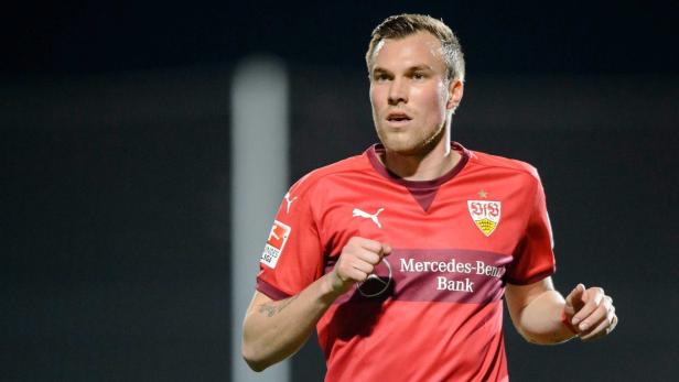 Ein Fußballspieler des VfB Stuttgart in rotem Trikot.