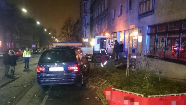 ABD0025_20161224 - WIEN - ÖSTERREICH: ZU APA0090 VOM 24.12.2016 - Zu einem spektakulären Verkehrsunfall ist es in der Nacht auf Samstag, 24. Dezember 2016, in Wien-Rudolfsheim-Fünfhaus gekommen. Ein Pkw kollidierte mit einem Streufahrzeug des städtischen Winterdiensts. Die 24-jährige Autofahrerin erlitt schwere Verletzungen. Im Bild: Die Unfallstelle. - FOTO: APA/MA 68 LICHTBILDSTELLE - ++ WIR WEISEN AUSDRÜCKLICH DARAUF HIN, DASS EINE VERWENDUNG DES BILDES AUS MEDIEN- UND/ODER URHEBERRECHTLICHEN GRÜNDEN AUSSCHLIESSLICH IM ZUSAMMENHANG MIT DEM ANGEFÜHRTEN ZWECK UND REDAKTIONELL ERFOLGEN DARF - VOLLSTÄNDIGE COPYRIGHTNENNUNG VERPFLICHTEND ++