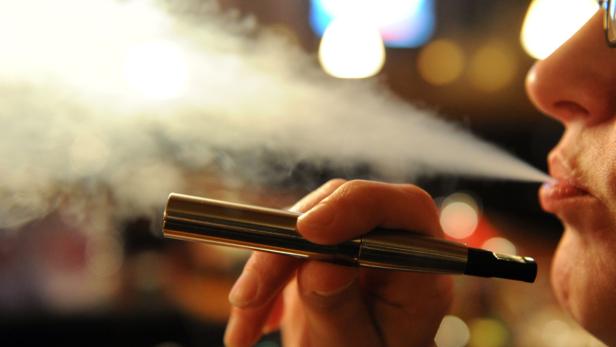 Immer mehr Raucher steigen auf E-Zigaretten um. Ihre Auswirkungen auf die Gesundheit sind aber noch nicht erforscht.