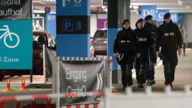 Polizisten patrouillieren in einer Tiefgarage am Eingang zum Centro.