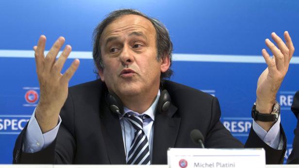 Michel Platini gestikuliert während einer Pressekonferenz.