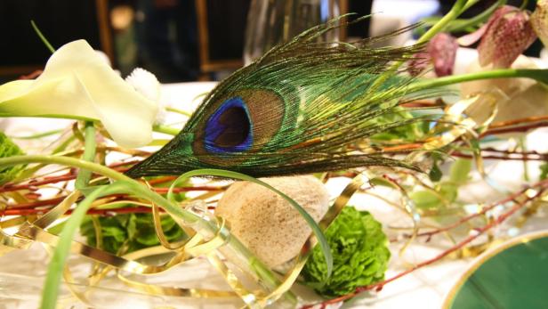 Im Hotel Sacher waren der Raum selbst sowie der grüne Platzteller mit Goldrand die Inspiration für den floralen Tischläufer.