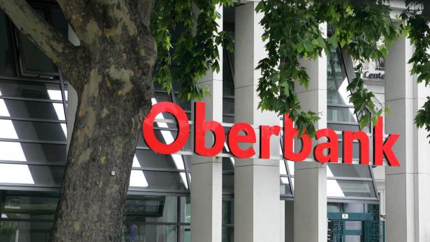 Das rote „Oberbank“-Logo an der Fassade eines modernen Bürogebäudes.