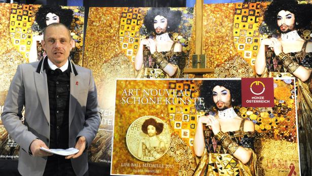 Life Ball-Organisator Gery Keszler mit dem Life Ball Poster 2015. Conchita Wurst als Gustav Klimts &quot;Goldene Adele&quot;.