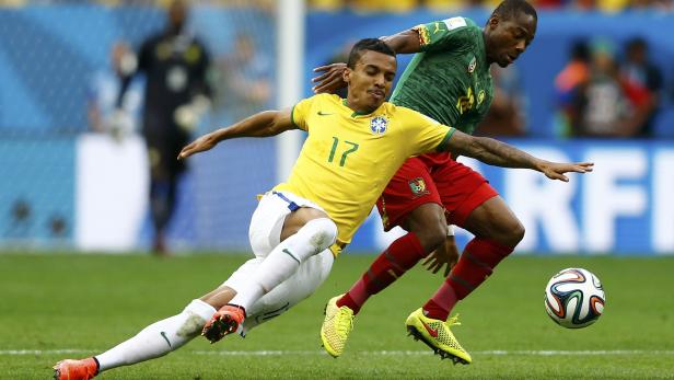 Die Brasilianer starteten stürmisch ins Spiel. Die erste Gelegenheit hatte Luis Gustavo nach zwei Minuten, sein Schuss aus der Distanz ging aber am Tor vorbei. Danach flaute die Partie jedoch ein bisschen ab.