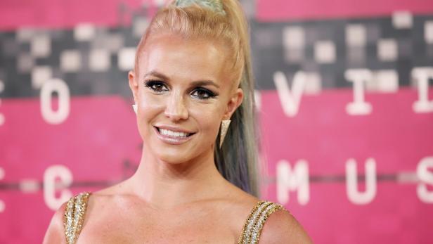 Bühnen-Fauxpas: Britney Spears bleibt in Baum stecken