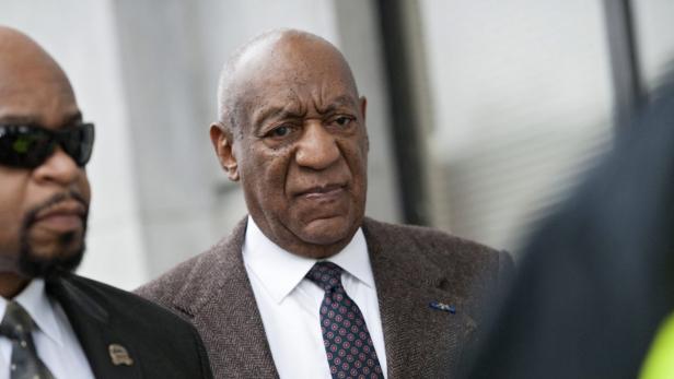 Bill Cosby mit einem Anzug und einer gemusterten Krawatte.