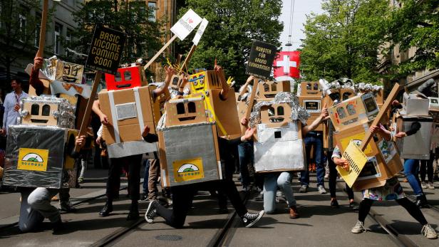 Aktivisten in Zürich fordern ein fixes Grundeinkommen vom Staat