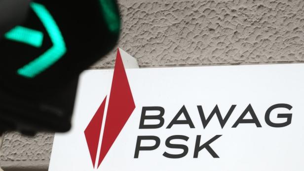 Das Logo der BAWAG P.S.K. vor einer Wand und einer grünen Ampel.