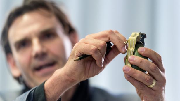 Leitender Kriminaldirektor Andreas Stenger zeigt ein Modell der Handgranate M52.