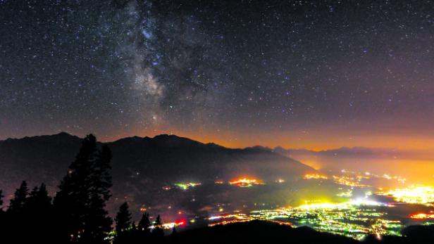 Die Lichtglocke über Innsbruck lässt die Sternenpracht nur noch erahnen.