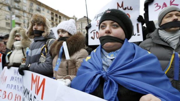 Bei eisigen Temperaturen haben sich am Sonntag in Kiew Tausende Anhänger der ukrainischen Opposition um Boxweltmeister Vitali Klitschko zu erneuten Protesten versammelt.