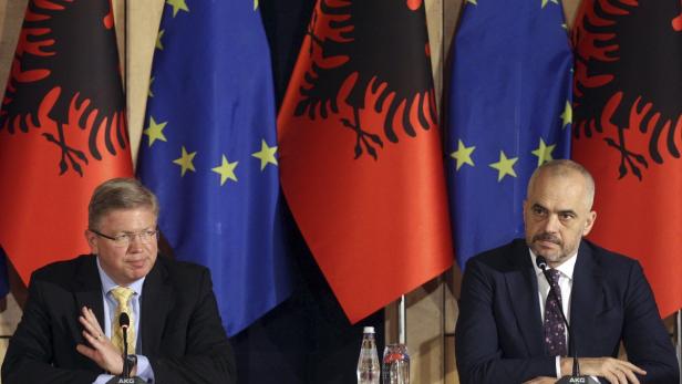 EU-Erweiterungskommissar Stefan Füle (links) und Albaniens Premier Edi Rama (Archivbild).