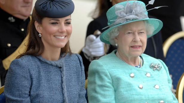 Queen Elizabeth II quält sich in der Bahn, während sich Kate einen Heli-Flug gönnt.