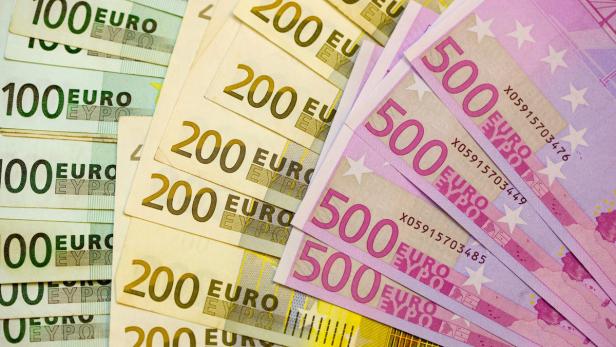 Verschiedene Euro-Banknoten, darunter 100-, 200- und 500-Euro-Scheine.