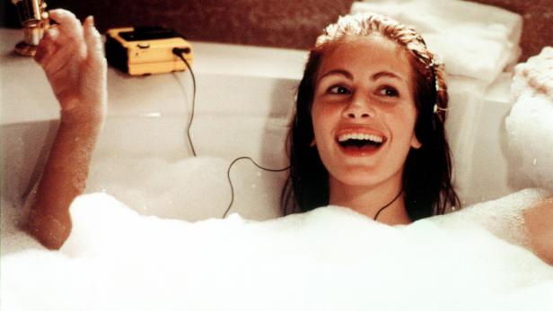 Julia Roberts liegt in einem mit Schaum gefüllten Bad und hört Musik mit einem Walkman.