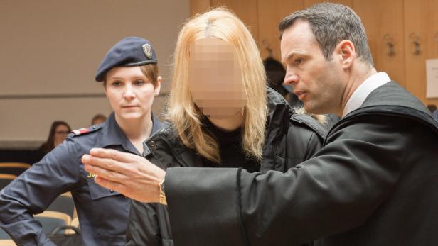 Die Angeklagte vor Prozessbeginn am Landesgericht in Steyr.