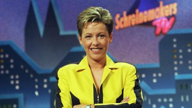 Linda de Mol vor dem Hintergrund des „Schreinemakers TV“-Sets.