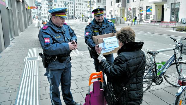 Dienstag in der Seestadt: Grätzel-Polizisten verteilen Taschenalarme an jene, die sich unsicher fühlen
