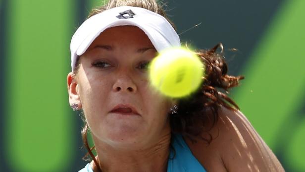 Eine Tennisspielerin wird von einem Ball getroffen.