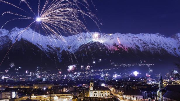 Feuerwerk in Innsbruck mit den Gipfeln der Nordkette im Hintergrund ­.