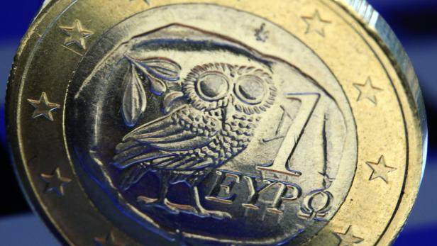 Eine griechische 1-Euro-Münze mit einer Eule und Sternen.
