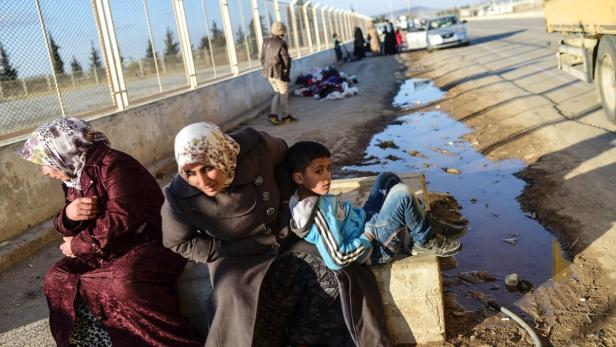 Flüchtlinge an der Grenze zur Türkei: Laut Ankara ist die Lage im Griff, Augenzeugen berichten von katastrophalen Zuständen.