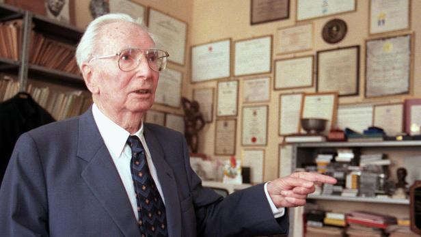 Viktor Frankl in seinem Arbeitszimmer in Wien-Alsergrund, aufgenommen am 6. Juni 1997.