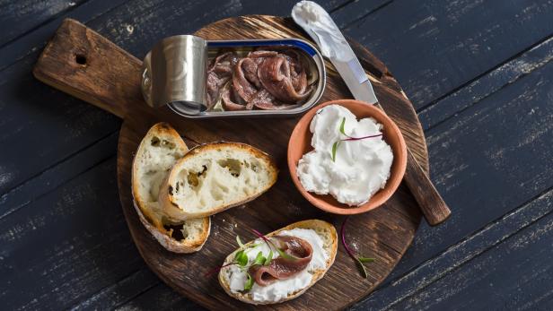 Kater-Frühstück bei Filippou: Sardellen und Brot. 
