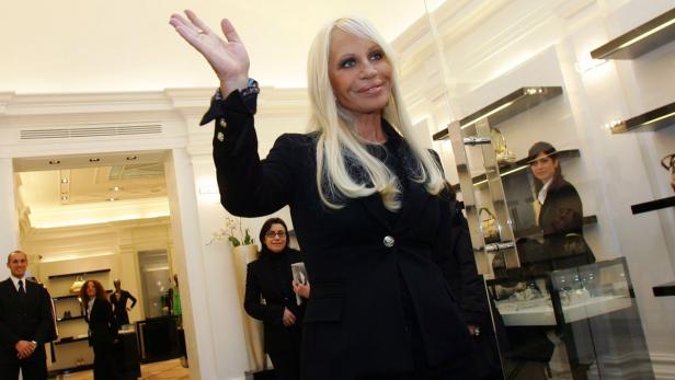 Donatella Versace dürfte über die aktuellen Schlagzeilen wenig erfreut sein.