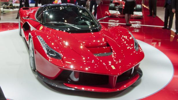 Der Neue: Jetzt steht auch ein Ferrari „LaFerrari“ in Hamiltons Garage