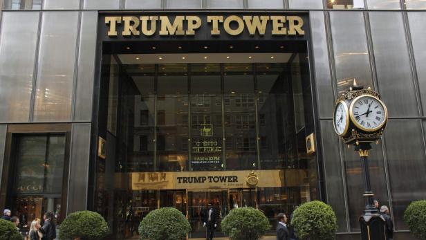 Der Eingang zum Trump Tower in New York mit einer Uhr im Vordergrund.