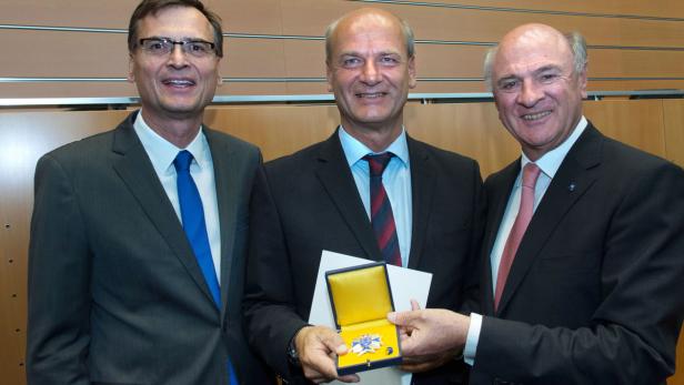 KURIER-Geschäftsführer Thomas Kralinger gratulierte Michael Jäger, der das Ehrenzeichen von Landeschef Pröll entgegennahm (v. li.).