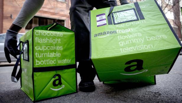 Ein Amazon-Mitarbeiter stellt Lebensmittel in New York zu.