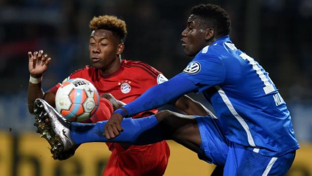 Zwei Fußballspieler kämpfen um den Ball.