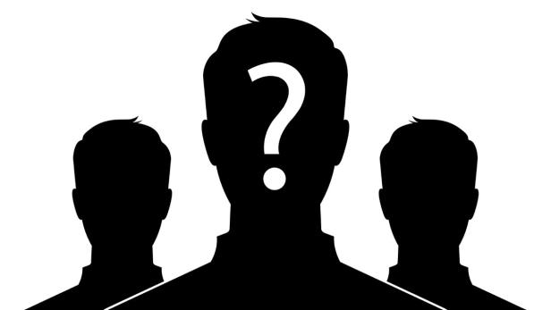 Die Silhouetten von drei unbekannten Personen, die mittlere mit einem Fragezeichen versehen.