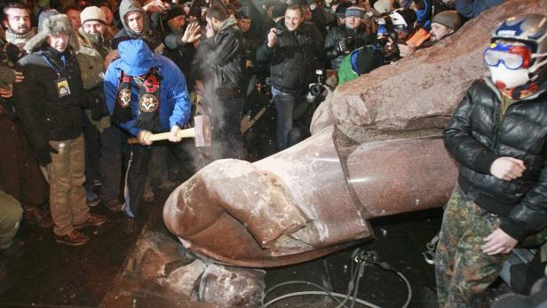 Der Zorn der Demonstranten entlud sich im Zentrum Kiews an der Statue des sowjetischen Revolutionsführers Lenin