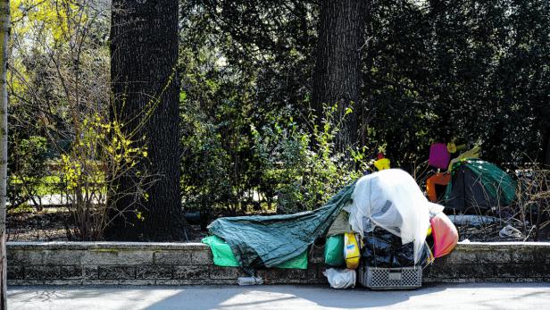 Im Gebüsch zwischen Stadtpark und Parkring haben einige Obdachlose ihr Lager aufgeschlagen.