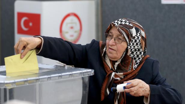 Eine Türkin gibt in Deutschland in einem Generalkonsulat ihre Stimme ab
