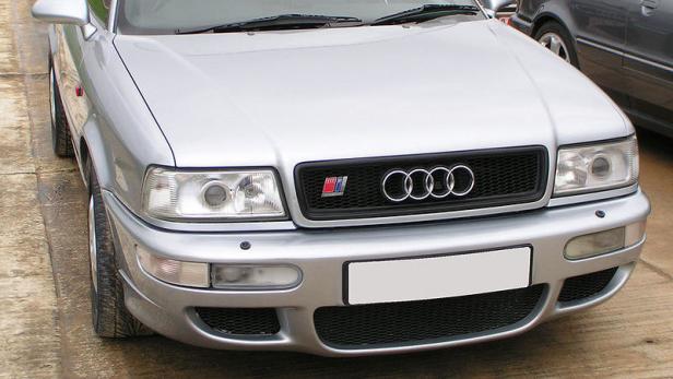 Die Frontansicht eines silbernen Audi RS2.