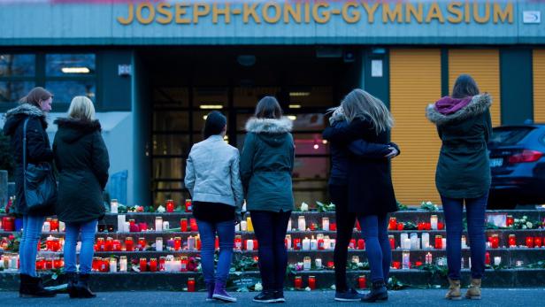 Große Trauer vor dem Joseph-König-Gymnasium in Haltern bei Münster: An Bord der Unglücksmaschine waren 16 Schüler und zwei Lehrer.