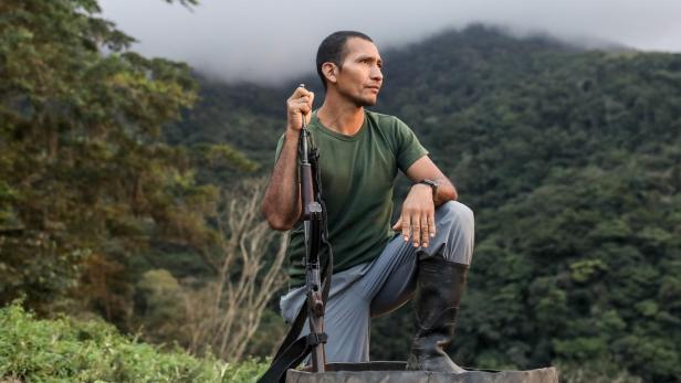 FARC-Guerillakämpfer legen ihre Waffen nieder.